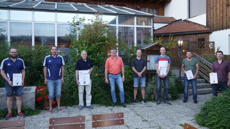 Die geehrten Mitglieder des SKK Hohenbogen Rimbach mit Bürgermeister Heinz Niedermayer.