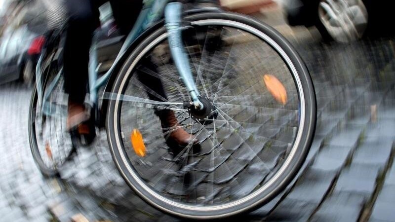 Am Montagabend verlor ein Autofahrer in Zeitlarn (Kreis Regensburg) die Nerven und verletzte einen 62-jährigen Radfahrer vorsätzlich. (Symbolbild)