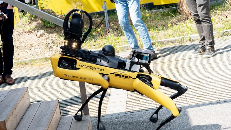 Der vierbeinige Roboter mit intelligenter Software soll beim Bayernwerk Inspektionen an Umspannwerken vornehmen.
