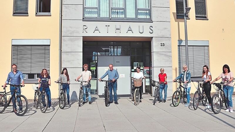 Aus dem Rathaus wird ein "Radhaus": Bürgermeister Martin Hiergeist (5.v.l.) und die Mitarbeiter der Verwaltung freuen sich schon auf den Wettbewerb, bei dem es auch Preise gibt.