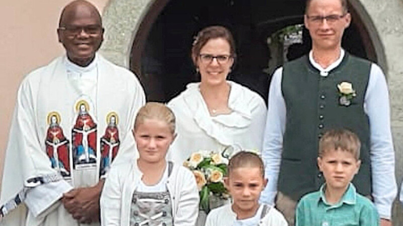 Familie Monath mit dem Priester nach der kirchlichen Trauung.