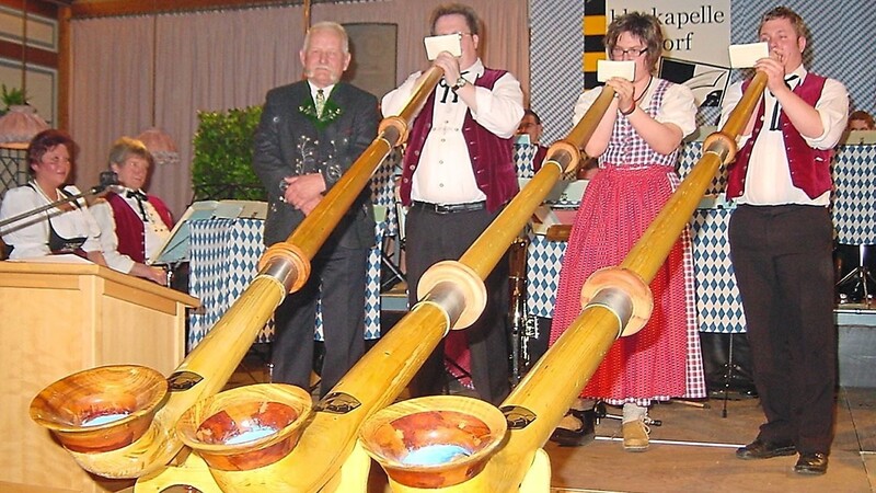 Im Rahmen eines Festabends zum 35-jährigen Bestehen bewiesen die Musiker, dass sie auch mit den Alphörnern umgehen können; Isidor Busler (links) als Erbauer der Instrumente hatte seine Freude daran.