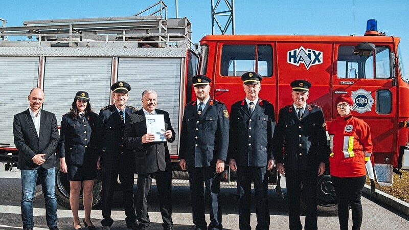 Haix-Chef Ewald Haimerl (4. v. l.) mit den Verantwortlichen der Feuerwehren Vucetinec und Mala Subotica bei der Fahrzeugübergabe in Kroatien.
