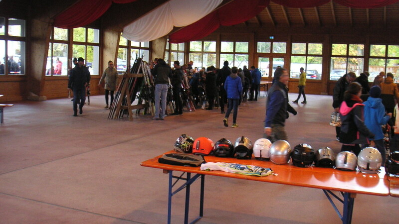 Beim Skiflohmarkt kann man sich zu Beginn der Wintersaison günstig mit Ausrüstung für die Piste eindecken, so wie auf dem Bild aus dem Jahr 2019 zu sehen.