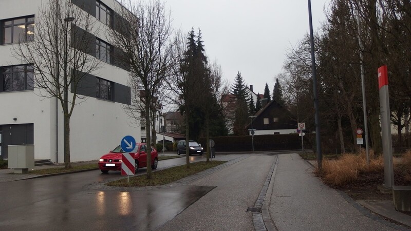 Das kurze Straßenstück zwischen der Dr.-Georg-Heim-Allee und der Sandstraße soll auf eine Fahrspur verengt werden - und der Schleichverkehr damit dieses Eck meiden, so die Hoffnung der Anwohner. (Foto: sig)