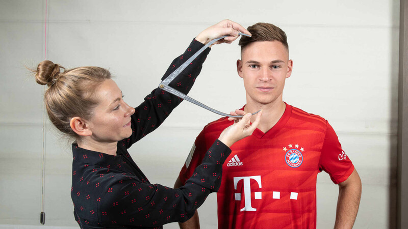 Bayern-Spieler Joshua Kimmich bei der komplizierten Vermessung.