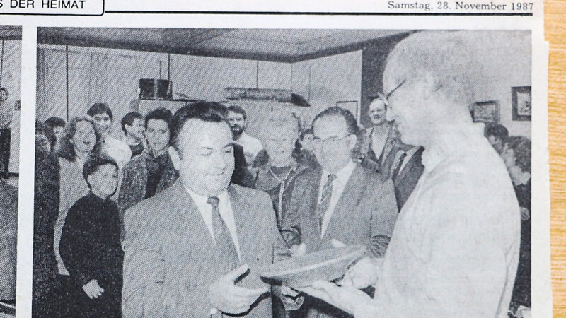 Auszug aus der Landshuter Zeitung vom 28. November 1987: Anlässlich der dritten Ausstellung der "Altdorfer Gruppe" überreichte Böhmer (r.) Bürgermeister Franz Wilhelm einen Holzteller.