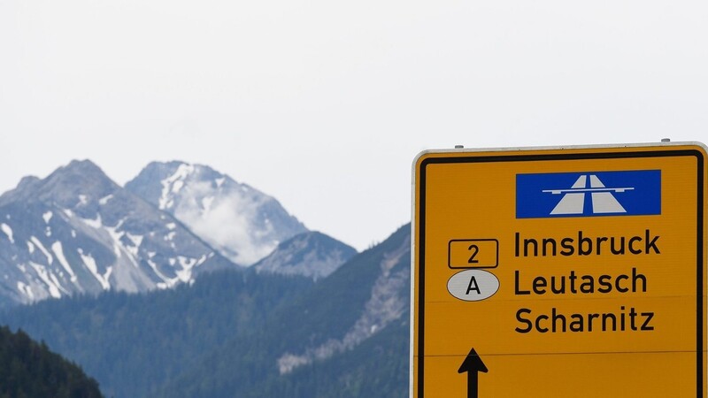 Das österreichische Bundesland Tirol führt an Wochenenden vorübergehend wieder ein regionales Fahrverbot auf Ausweichstrecken ein. (Symbolbild)
