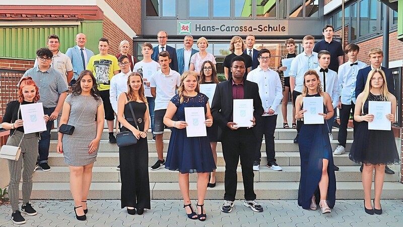 22 Absolventen der Hans-Carossa Grund- und Mittelschule wurden verabschiedet, davon elf aus Wallersdorf und elf aus Pilsting.