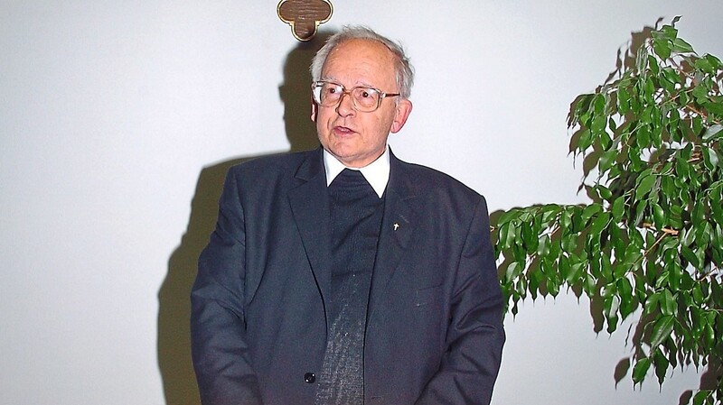 Jakob Gramiller war zwischen 1979 und 2008 Pfarrer in Hohenegglkofen und Leiter des Pfarrverbands Kumhausen. 2009 wurde er zum Ehrenbürger der Gemeinde Kumhausen ernannt.