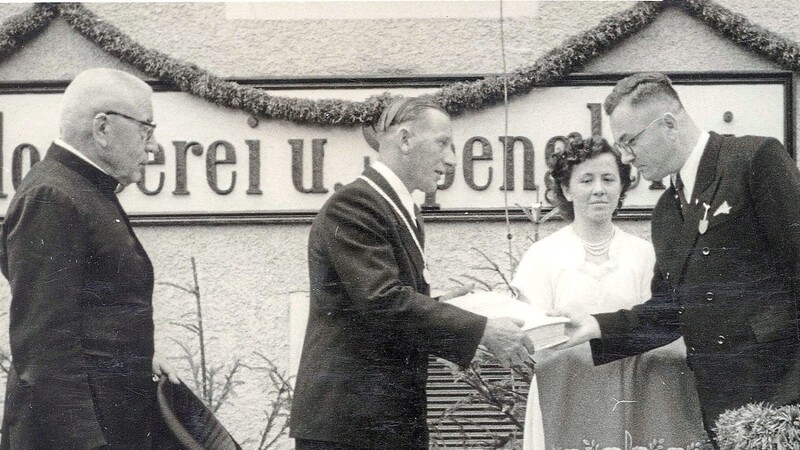 Josef Wallner (Bildmitte, bei der Übernahme der Urkunde zur Markterhebung 1953) war der erste frei gewählte Bürgermeister Schierlings nach dem Zweiten Weltkrieg, gleichzeitig Mitglied im ersten Deutschen Bundestag und später Landrat des Landkreises Mallersdorf.