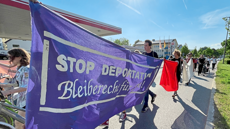 Über 40 Personen demonstrierten am späten Mittwochnachmittag in Regensburg für ein Ende der "menschenunwürdigen" Ankerzentren.
