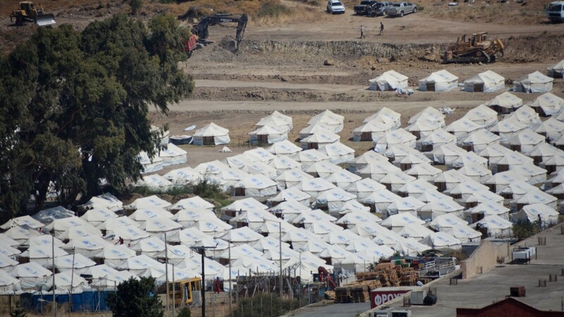 Neu aufgebaute Zelte für die Umsiedlung von Migranten und Flüchtlingen stehen im provisorischen Zeltlager Kara Tepe wenige Kilometer nördlich der Ortschaft Mytilini. Die EU-Kommission will ihren Entwurf für ein neues Asylrecht bereits kommende Woche vorstellen.