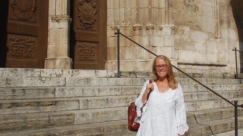 Hilde Artmeier steht vor dem Regensburger Dom. Die Autorin lässt ihre Krimis vor der Kulisse der Donaustadt spielen. Im Dom wird in ihrem neuesten Roman "Stille Donau" ein toter Journalist gefunden.