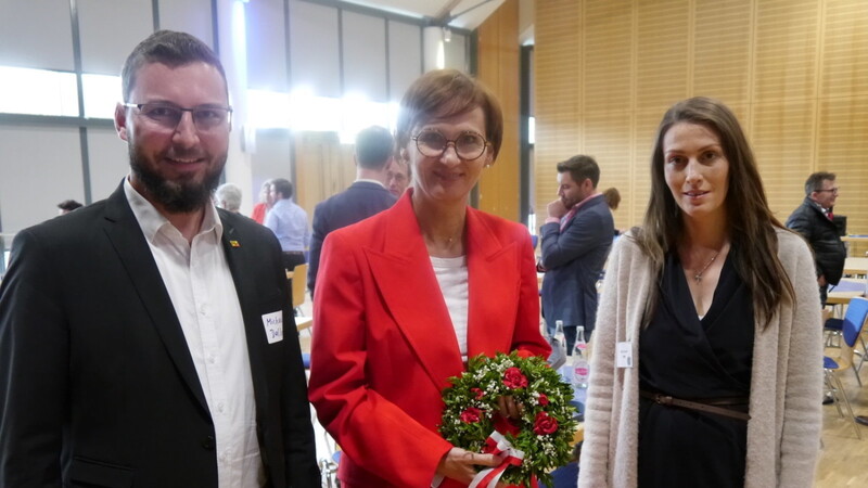 Bettina Stark-Watzinger, FDP-MdB Nicole Bauer und Bezirksrat Michael Deller informierten die Besucher zum Thema Bildung.
