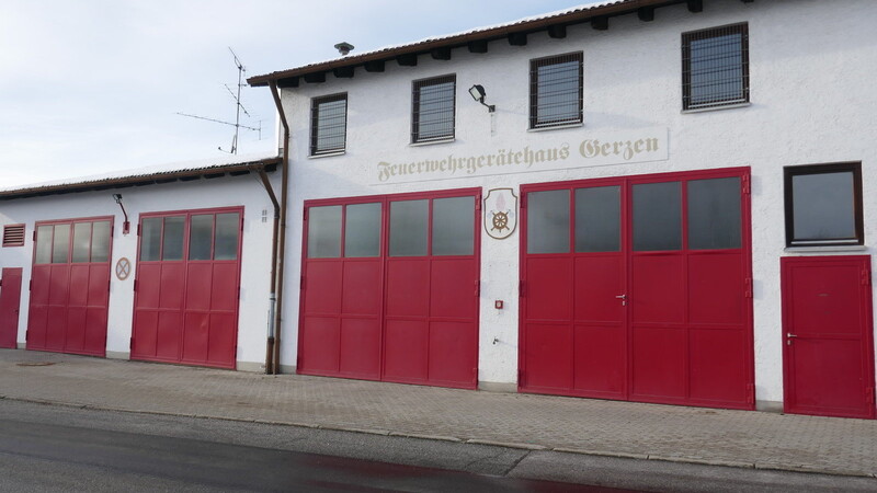 Das derzeitige Feuerwehrhaus entspricht nicht mehr den geforderten baulichen Anforderungen.