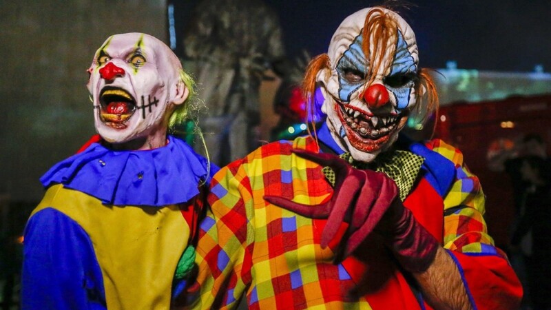 Als "Killer-Clowns" verkleidete Unbekannte haben am Mittwochmorgen in Geiselhöring mehrere Kinder erschreckt.