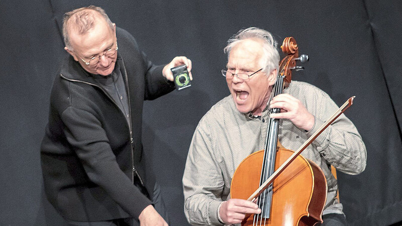 Michael Lerchenberg (links) und Cellist Jost-H. Hecker sorgten beim Theaterdonnerstag für einen saukomischen Nonsenstheaterabend.