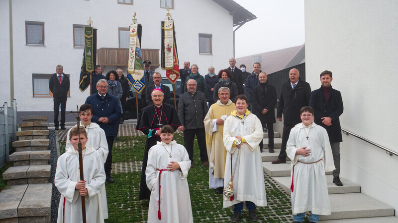 Die Gruppe der Ehrengäste um Bischof Voderholzer und Pfarrer Gallmeier herum.