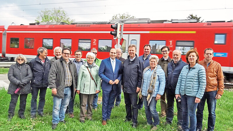 Die Vorstandschaft des CSU-Ortsverbandes traf sich mit Florian Oßner (MdB) zu einem Ortstermin am Bahnübergang von Altdorf nach Münchnerau.
