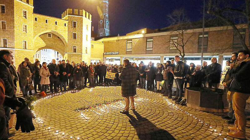 Rund 300 Menschen fanden sich am Freitagabend am Ländtor ein, um der Opfer von Hanau zu gedenken.