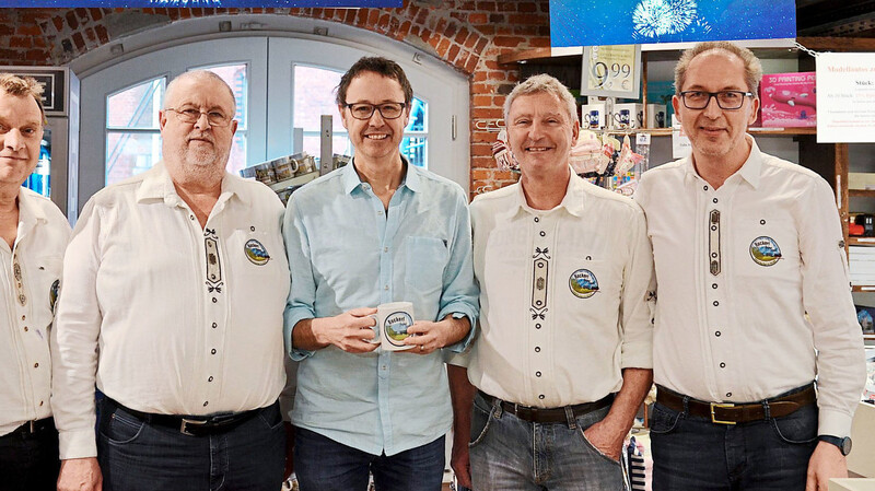 Die vier Mitglieder von "Bockerl fahr zua!" wurden im Miniatur-Wunderland in Hamburg von Geschäftsführer und Gründer Frederik Braun (Mitte) empfangen. Zum Dank gabs für ihn eine Bockerl-Tasse.