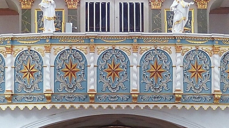 Sternenmotive an der Galerie der Orgelempore