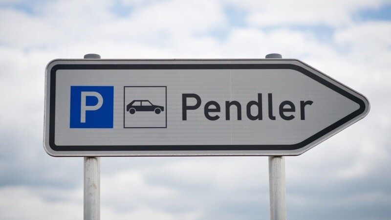 Ein Schild mit der Aufschrift "Pendler" steht an einer Autobahnanschlussstelle.