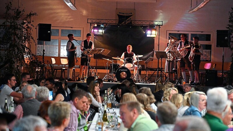 Am Freitagabend trat die Band "Kreizfidoi" in der Stockhalle in Bodenkirchen auf.