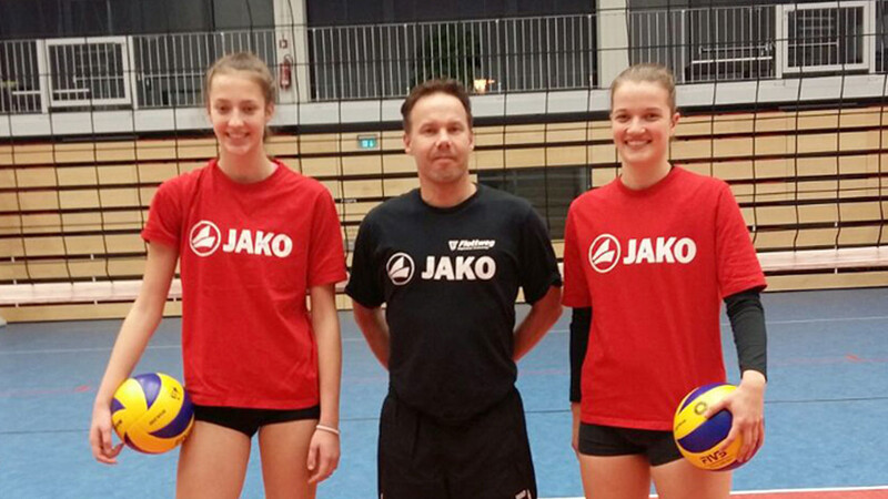 Corina Glaab (links), Naomi Janetzke und Trainer Ronny Johansson.