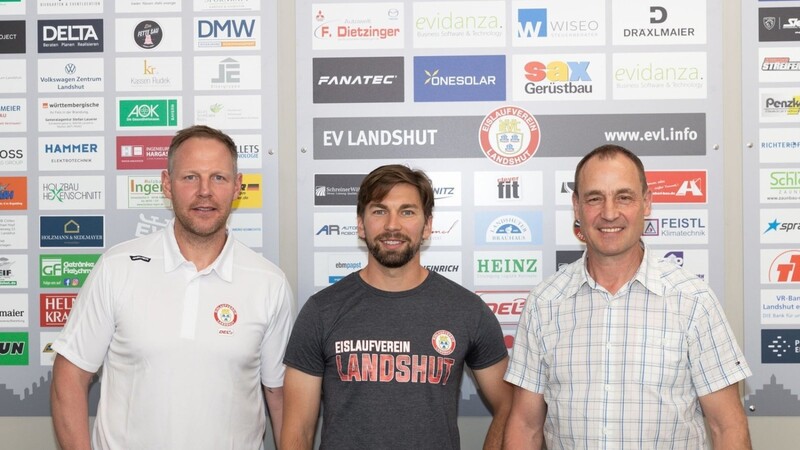 EVL-Cheftrainer Heiko Vogler (l.) und Geschäftsführer Ralf Hantschke stellen Torhüter und Rückkehrer Sebastian Vogl bei einem Pressegespräch vor.