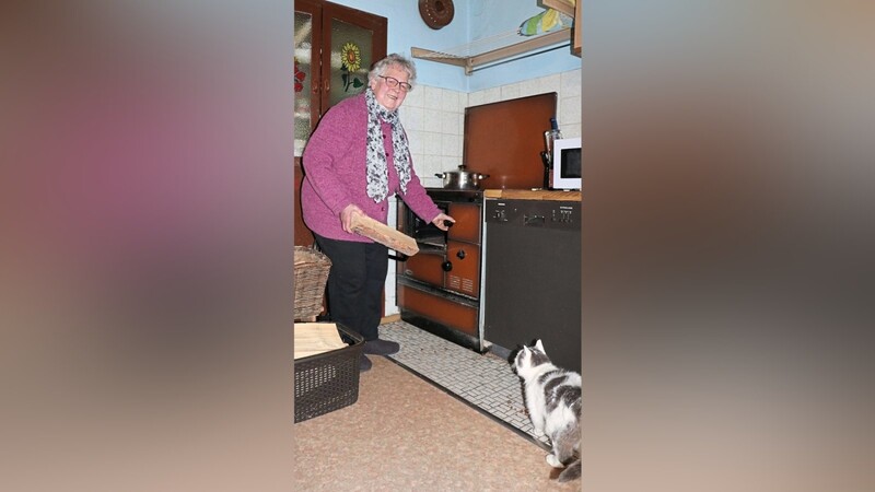 Zusammen mit ihren zwei Katzen - die auf dem Bild ist schon 19 Jahre alt - lebt Rosi Stelzl in Nasting, einem kleinen Dorf in der Nähe von Zandt.
