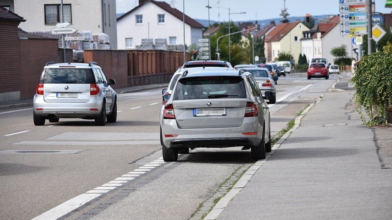 Nix geht mehr am Radweg. Die dicke weiße Linie an der Landshuter Straße ist für so manchen Autofahrer noch lange kein Grund, dort nicht mal eben zu parken.