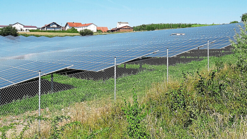 "Rudelzhausen geht bei der Energiewende mit gutem Beispiel voran!" PV-Anlagen wie hier in Berg tragen wesentlich zur Energiewende bei. Jetzt sollen 7,5 Megawatt Leistung dazu kommen.