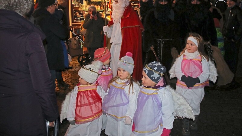 Begleitet wurde der Nikolaus von einer Schar Engel.
