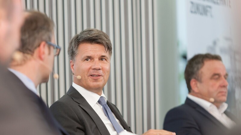 Harald Krüger, Vorstandsvorsitzender der BMW AG, hatte bei seinem Besuch eine sehr erfreuliche Botschaft für das Landshuter Werk im Gepäck.