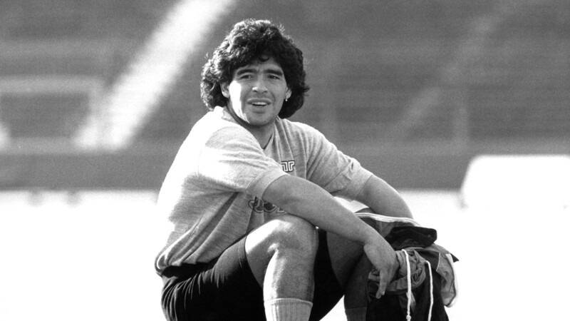 Der ehemalige argentinische Mittelfeldregisseur Diego Armando Maradona sitzt beim Training auf einem Ball. Maradona ist tot. Er starb im Alter von 60 Jahren.