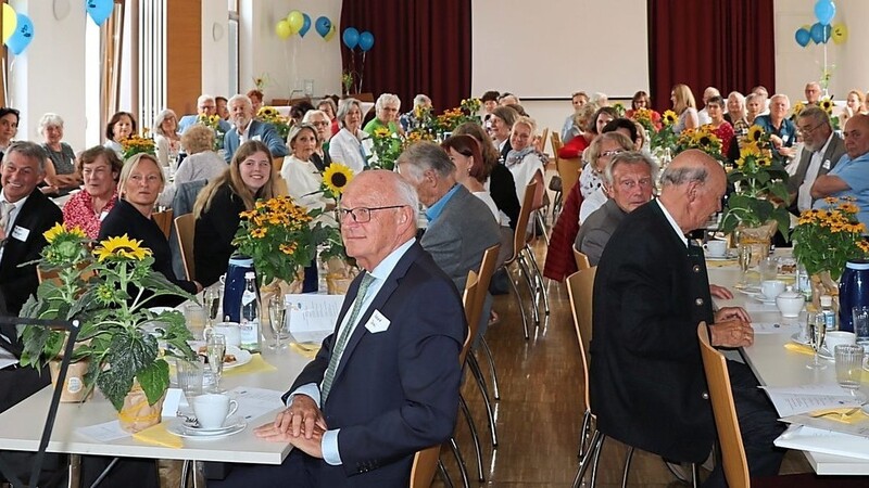 Kein Parteitag der Grünen und doch Sonnenblumen wohin man auch blickt: Zahlreichen Unterstützern und Unterstützerinnen wurde bei der 40-Jahr-Feier der Aktion Sonnenschein Regensburg gedankt.