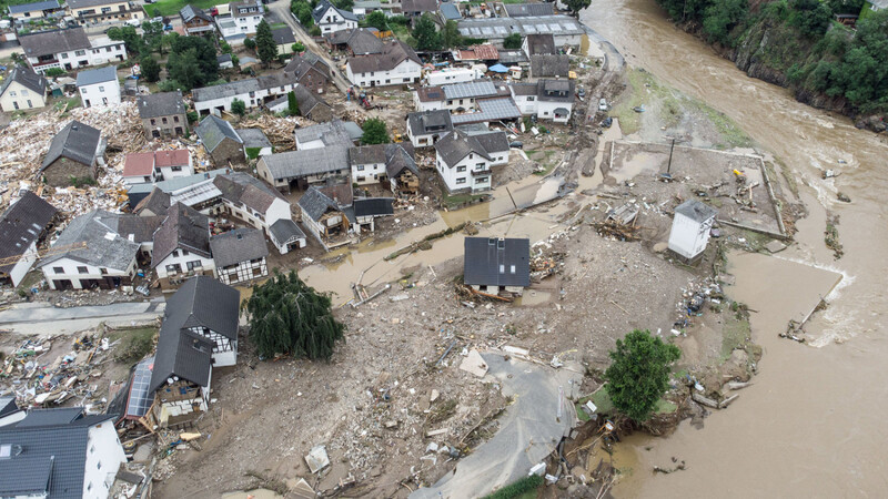 Weitgehend zerstört und überflutet ist das Dorf Schuld im Kreis Ahrweiler in Rheinland-Pfalz nach dem Unwetter mit Hochwasser. Dabei hat die Flut Äste und Unrat ins Innere des Ortes gespült, wo sie sich auftürmen. Mindestens sechs Häuser wurden durch die Fluten zerstört.