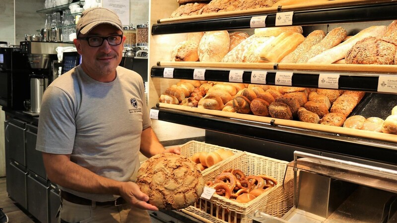 Jarno Hutterer liebt seinen Beruf als Bäcker und die Produkte, die er und sein Team kreieren. Um den Betrieb in die Zukunft zu führen, müsse sich dieser gesundschrumpfen, sagt er. Deshalb schließen zum Jahresende die Hutterer-Filialen in Pemfling, Falkenstein und Blaibach.