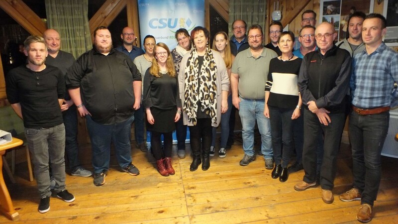 Die Kandidaten der CSU für den Geiersthaler Gemeinderat mit der Spitzenkandidatin Silvia Augustin (vorne Mitte).