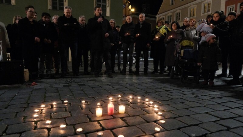 Mit Kerzen, Schweigeminute und Appellen Hass in der Gesellschaft entgegenzutreten, wurde kurzfristig eine Mahnwache vor dem Stadtturm organisiert.