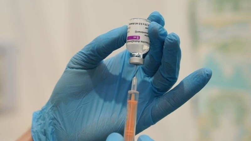 Medizinisches Personal befüllt eine Spritze mit dem Corona-Impfstoff von Oxford/Astrazeneca. (Symbolbild)