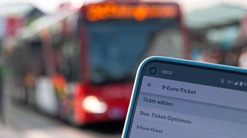 Auf dem Smartphone schnell das Neun-Euro-Ticket gekauft, und ab mit dem Bus zum Gäubodenvolksfest? So einfach ist das nicht.