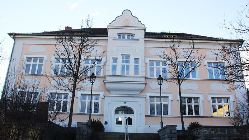 Die Außenstelle des Chamer Finanzamts in Bad Kötzting wird um 20 Stellen erweitert. Sie werden in der ehemaligen Holzapfelschule unterkommen.