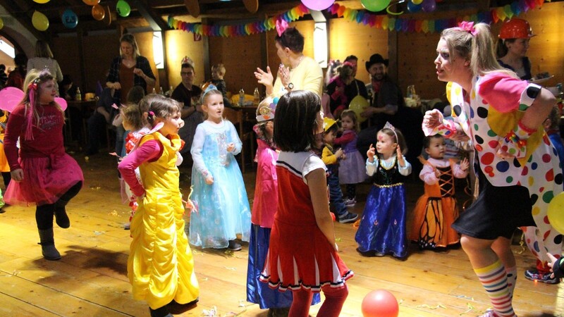 Verena Pinzl (re.) tanzte mit den Kindern zu lustigen Liedern.