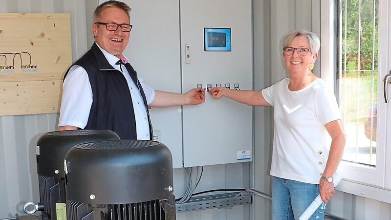 Per Knopfdruck starten MdL Josef Zellmeier und Landrätin Rita Röhrl die Pumpe für die Bewässerung.