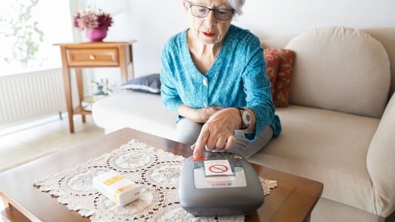 Der Hausnotruf kann für Senioren eine lebensrettende Maßnahme sein. Die Johanniter bieten den Anschluss aufgrund der Corona-Krise jetzt auch kontaktlos an. (Symbolbild)