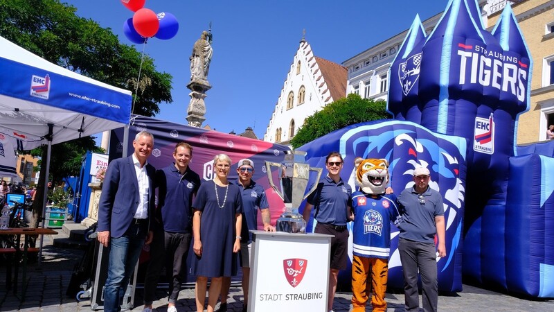 Die Straubing Tigers präsentierten sich am Stadtplatz.