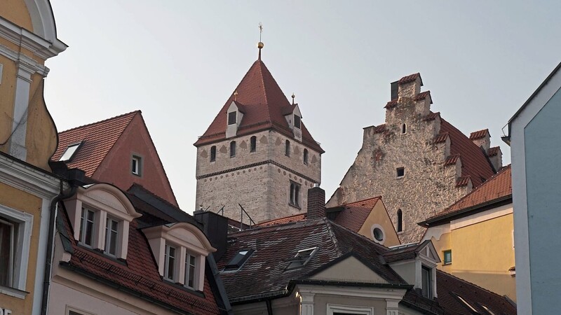 Der Goldene Turm aus dem 13. Jahrhundert mit Renaissancearkaden in der Regensburger Altstadt. Errichtet wurden sogenannte Geschlechtertürme meist von bedeutenden lokalen Kaufmannsfamilien oder Adeligen.
